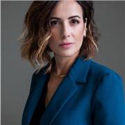 Insegnante di recitazione cinematografica con anni di esperienza nel settore come attrice, regista e produttrice.